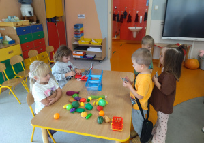 dzieci bawią się w robienie zakupów