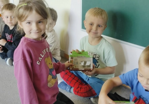 Dziewczynki wręczają drobny upominek