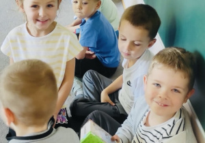Dziewczynki wręczają drobny upominek