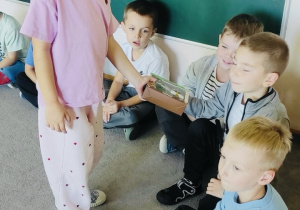 Dziewczynki wręczają drobny upominek