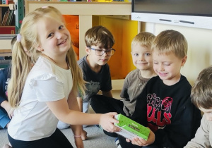 Dziewczynki wręczają drobny upominek