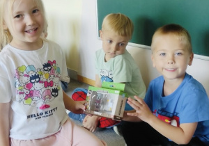Dziewczynki wręczają drobny upominek