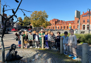 Niedźwiadki odkrywają okolice