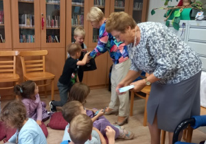 Pamiątkowe zakładki do książek - dzieci otrzymały od Seniorek