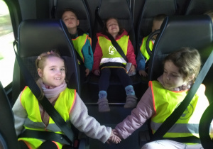 dzieci w autobusie