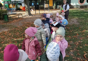 Dzieci idą na spacer po ogrodzie przedszkolnym