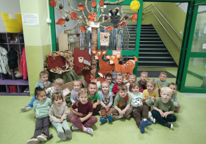 Zdjęcie grupowe przed makietą drzewa