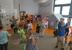 dzieci tańczą na dywanie