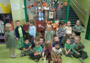 grupa na tle drzewa