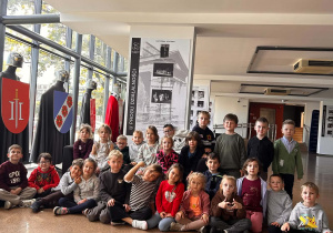 grupa dzieci w teatrze