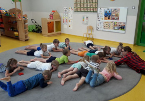 Dzieci pilnie słuchają jak wykonywać ćwiczenie