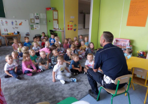 czterolatki z policjantem
