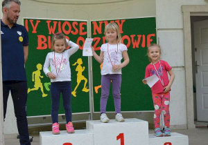 czterolatki dziewczynki na podium
