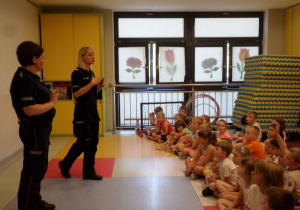 dzieci słuchają policjantek