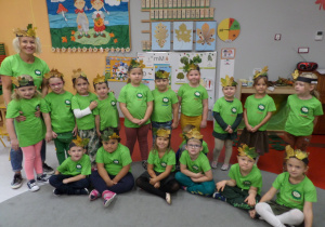 wspólne zdjęcie Kasztanków w zielonych grupowych koszulkach