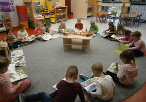 dzieci na dywanie z książkami