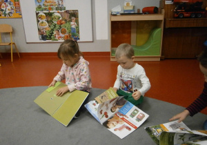 dzieci wykonują zadanie w książkach