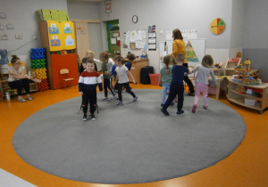 dzieci w ruchu podczas zabawy naśladowczej