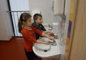 Kasztanki myją ręce w łazience