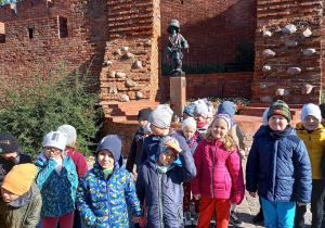Ogromne zainteresowanie dzieci wzbudził pomnik Małego Powstańca.