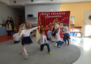 dzieci tańczą krakowiaka
