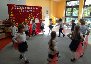 dzieci tańczą w kręgu