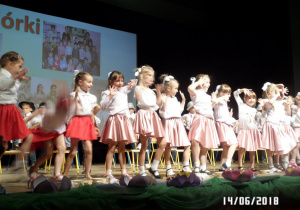 dziewczynki na scenie