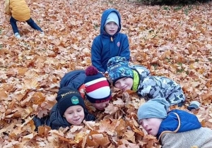 Chłopcy także zakopali się w liściach.