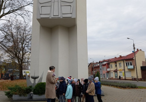 Zajączki przed pomnikiem bohaterów.