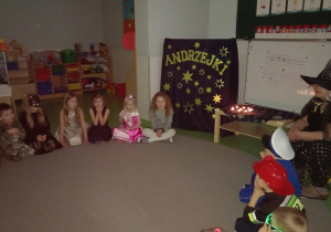 Dzieci słuchają opowieści wróżki Anny.