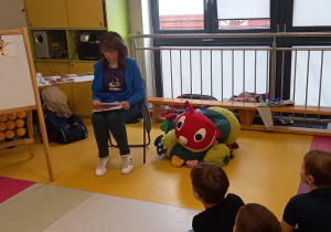 Dzieci wysłuchały opowiadania o przygodach Stonogi.