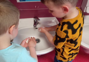 Chłopcy myją ręce mydełkiem