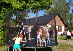 dzieci na trampolinie