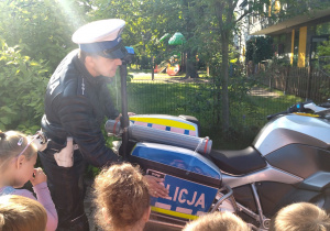 policjant z motorem