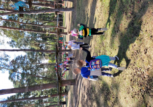 Dzieci na terenie parku linowego.