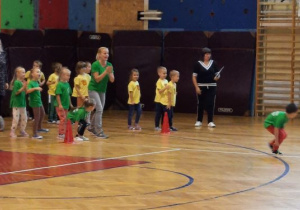 Dzieci podczas zawodów sportowych.