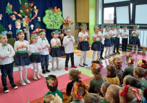 Dzieci oglądają występ grupy Jagódki.