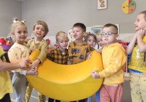 dzieci z bananem