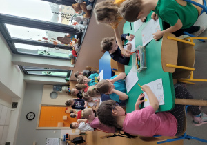 Dzieci rysują misie według wzoru, a następnie kolorują je zgodnie z kodem.