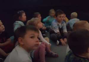 dzieci oglądają film
