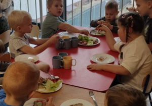 dzieci przy śniadaniu